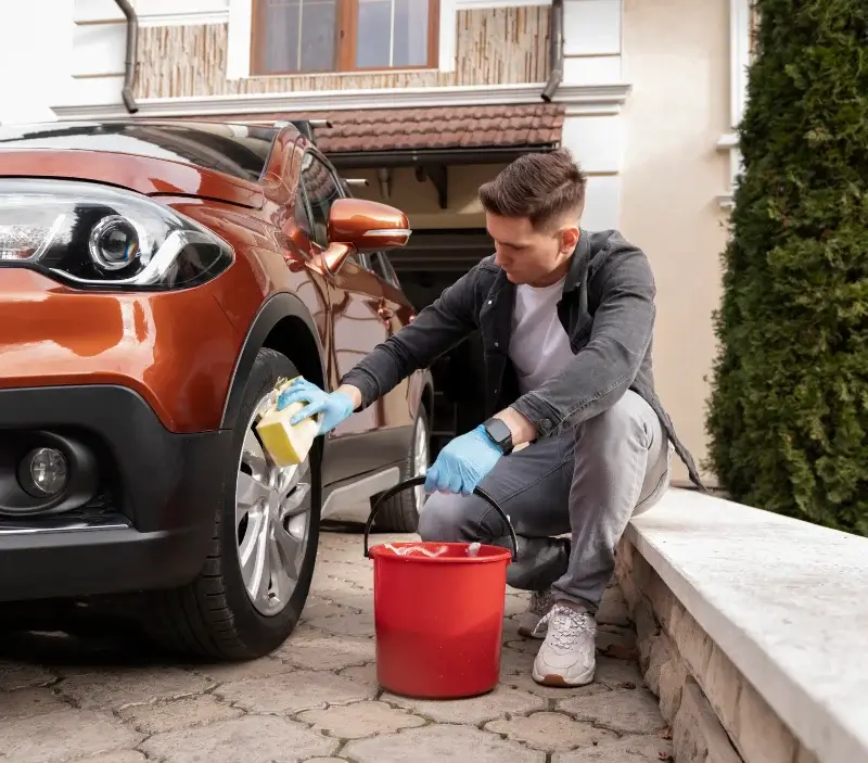 Lavage auto à domicile Janville-en-Beauce : professionnel intervenant sur un véhicule